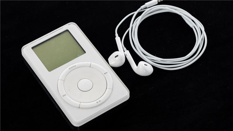 2001: Durch die weißen Kopfhörer war der erste iPod schon von Weitem zu erkennen. 
