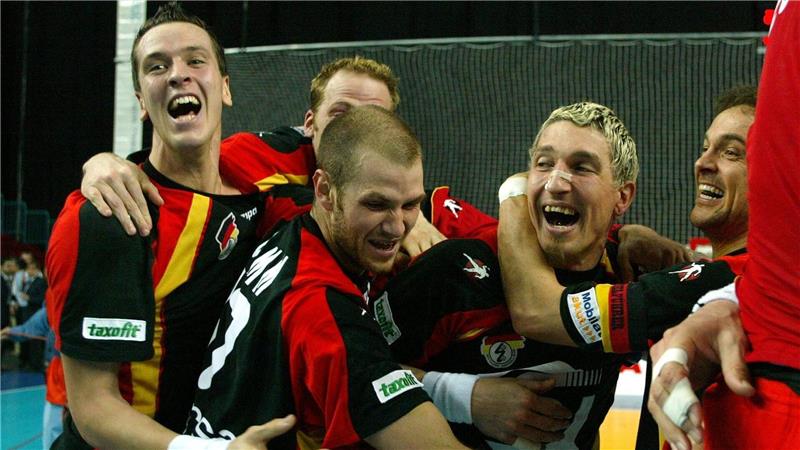 Dramen und Triumphe: Die deutschen Duelle gegen Frankreich 2003 durften die DHB-Spieler um Stefan Kretzschmar (r) den Halbfinalsieg gegen Frankreich bejubeln. (Archivbild)