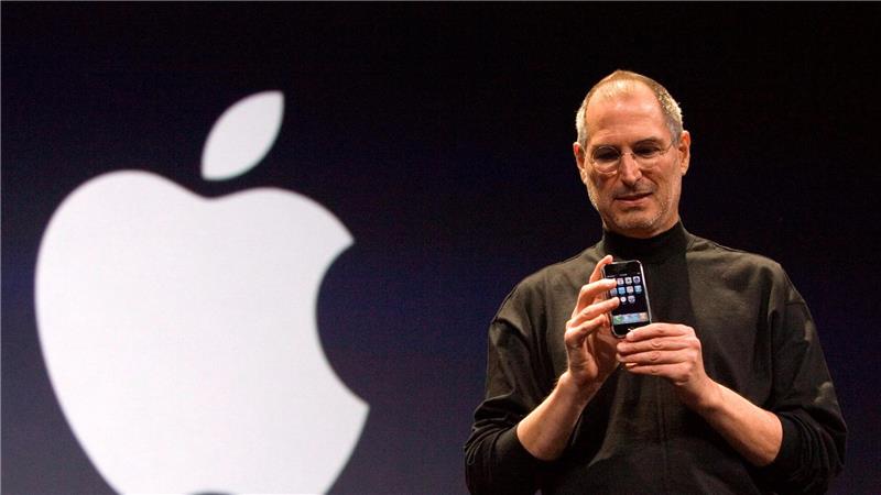 2007: Steve Jobs stellt am 29. Januar das erste iPhone in San Francisco vor.