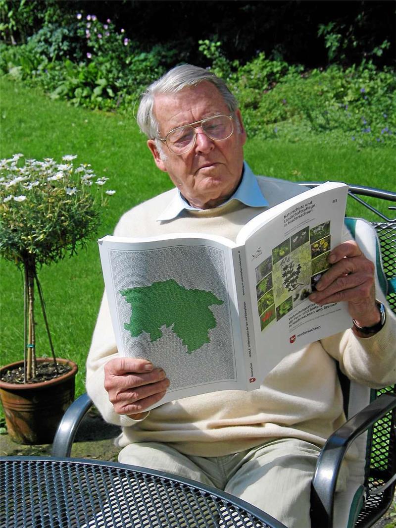 2007 entstand dieses Bild des passionierten Botanikers mit dem Niedersächsischen Pflanzenatlas in seinem Garten.  Archivfoto: Kirmse