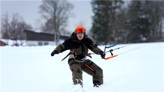 2008 hat Julian Tobias Stumpf einen Anfängerkurs im Kiten am Meer absolviert. Seitdem ist er mit seinem Schirm auch im Oberharzer Schnee unterwegs.
