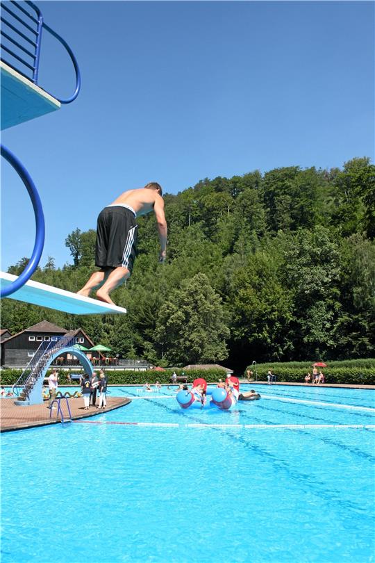 2010 erhielt der Sprungturm im Wölfibad eine Rundumerneuerung. In naher Zukunft soll es erneut so weit sein. Zudem soll die Rutsche erneuert werden.  Foto: GZ-Archiv