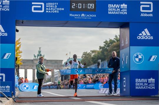 2:01:09 Stunden: Eliud Kipchoge läuft in Berlin Marathon-Weltrekord.