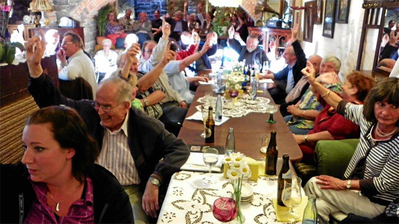 Menschen im Café bei einer Abstimmung.