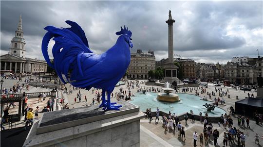 2013 sorgte Katharina Fritschs über den Trafalgar Square in London blickender blauer Hahn für Furore, ein eitler Gockel mit Imponiergehabe statt eines Feldherrn auf dem Pferd – Ähnlichkeiten sind nicht rein zufällig.