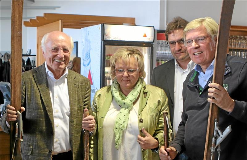 Nervosität um die Seilbahn steigt 2015 auf dem Brockenstammtisch herrschte noch Zuversicht: Investor Gerhard Bürger (li.) stellt seine Schierker Ski-Pläne vor und freut sich mit Schierkes Bürgermeisterin Christiane Hoppstock, Brockenwirt Daniel Steinhoff und seinem heutigen Mitarbeiter und Ex-Minister Hartmut Möllring (re.). Foto: Bein