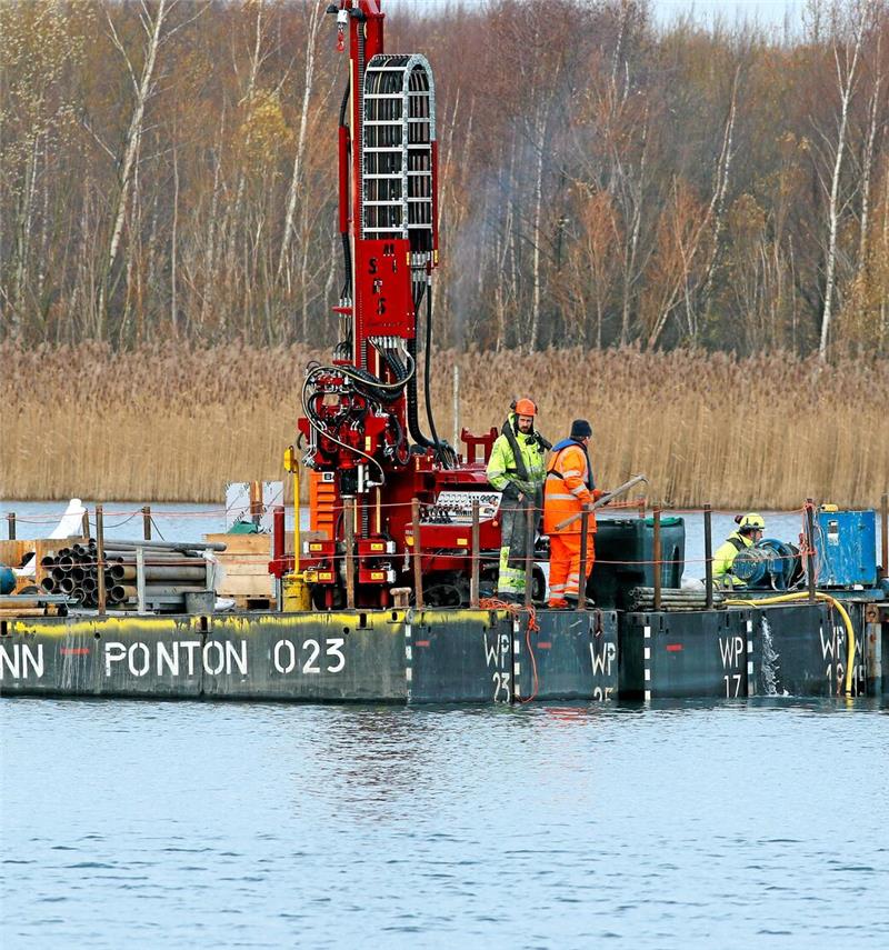 2015 untersuchten Forscher mit einem schwimmenden Bagger den Schlamm im Bergeteich am Bollrich.