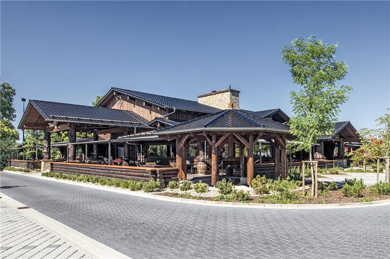 Ein Restaurant mit viel Holz, von außen betrachtet.