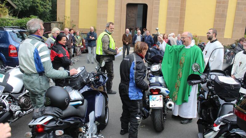 Biblische Biker planen Jubiläumsfahrt – Anmeldungen noch möglich 2017 gab es den Reisesegen vor der Liebenburger Schlosskirche.