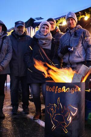 Wolfshäger Weihnachtsmarkt lockt am 2. Adventssonntag 2017 wärmte eine Feuertonne.
