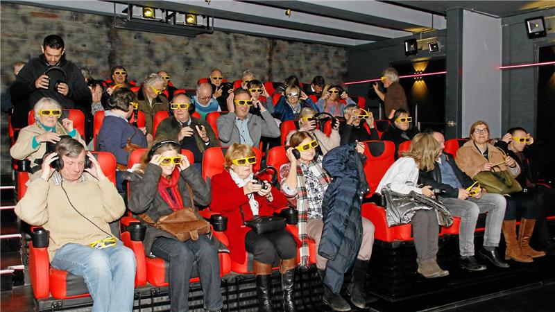 Goslarer „Vistory“ stellt Kinobetrieb ein und benennt sich um Mehrere Personen sitzen in einem Kinosaal auf roten Sitzen, einige tragen Jacken.