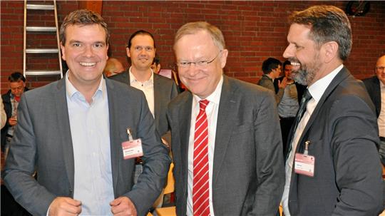 2018 wird der damalige SPD-Landtagsabgeordnete Dr. Alexander Saipa (l.) zum Generalsekretär der Niedersachsen-SPD gewählt. Das Amt übt Saipa, der heute Landrat in Goslar ist, nur zwei Jahre aus. Unter den ersten Gratulanten damals sind Ministerpräsident Stephan Weil (Mitte) und der damalige Umweltminister Olaf Lies, aktuell noch Wirtschaftsminister.