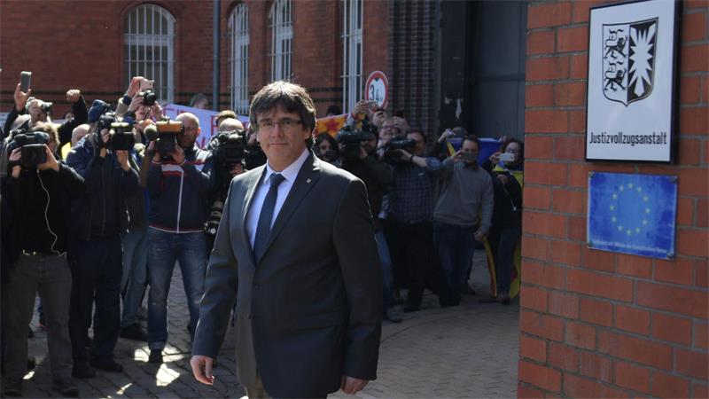 Haftbefehl aufgehoben: Puigdemont vor Rückkehr in die Heimat 2018 wurde Puigdemont wegen eines spanischen Haftbefehls kurzzeitig in Schleswig-Holstein festgenommen. Nach 13 Tagen konnte er damals die Justizvollzugsanstalt in Neumünster wieder verlassen. (Archivbild)