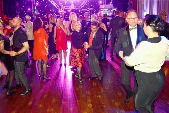 2019 tanzen die Braunlager beim Frühlingsball ausgelassen im „Maritim-Berghotel“, in diesem Jahr soll das Ereignis erstmals im Kurgastzentrum steigen.  Archivfoto: Breutel