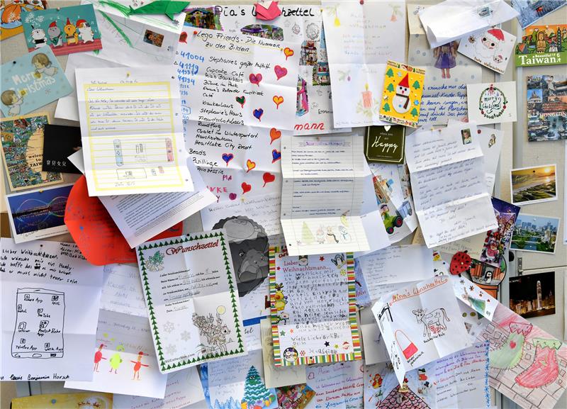 Himmlische Tradition: Weihnachtspostämter öffnen 2021 beantworteten die fleißigen Helfer des Weihnachtspostamtes Himmelsthür insgesamt 50.000 Briefe. Foto: Holger Hollemann/dpa