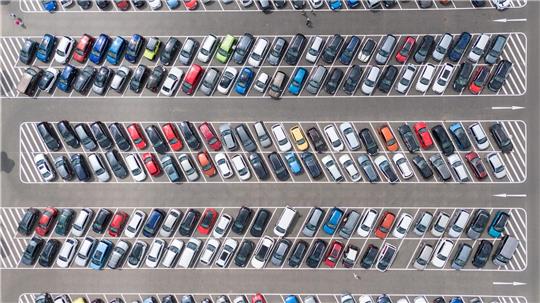 2021 bis 2024 hatten die Einnahmen der Kfz-Versicherer nicht ausgereicht, um die Aufwendungen für Schäden, Verwaltung und Vertrieb zu decken. (Symbolbild)