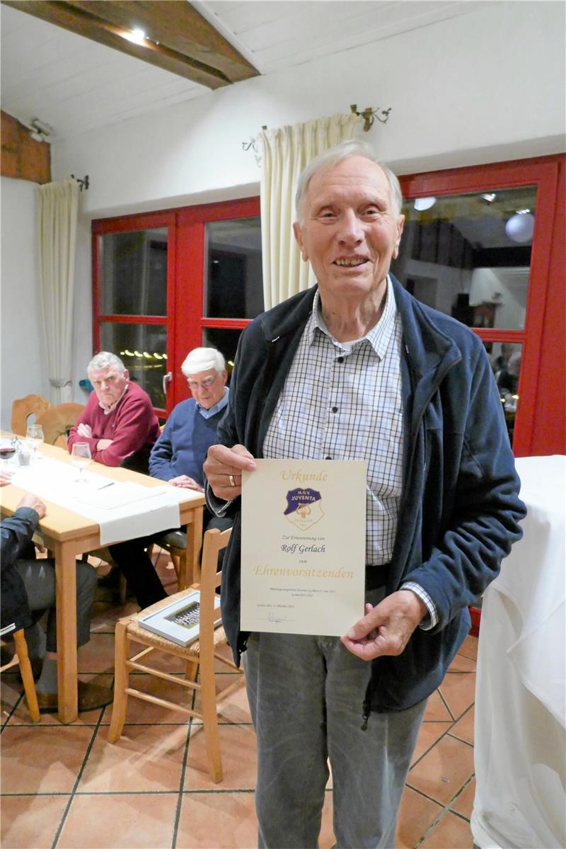 Nach 145 Jahren: Männergesang-Verein Juventa macht Schluss 2021 ernennt der MGV Juventa Rolf Gerlach zum Ehrenvorsitzenden. Foto: Privat