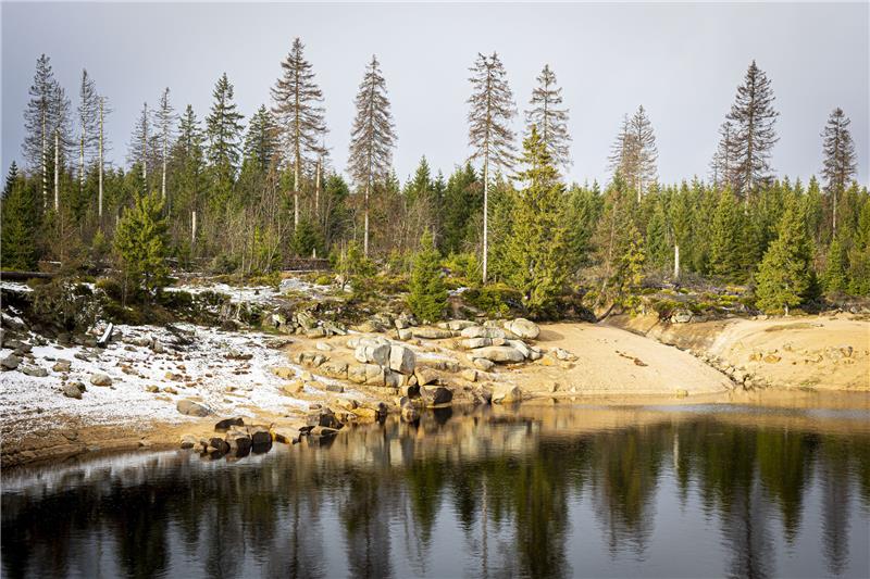 Stürme und Trockenheit: Ein Jahr mit vielen Wetterrekorden 2022: ein Jahr mit vielen Wetterrekorden – Stürme, wenig Regen und Wassermangel. Foto: Moritz Frankenberg/dpa
