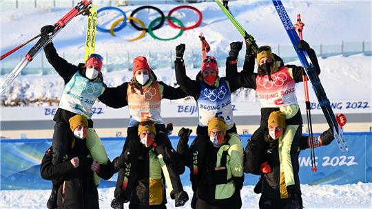 2022 gab es für Preuß (2. von links) mit den deutschen Staffel-Frauen Bronze. (Archivbild)
