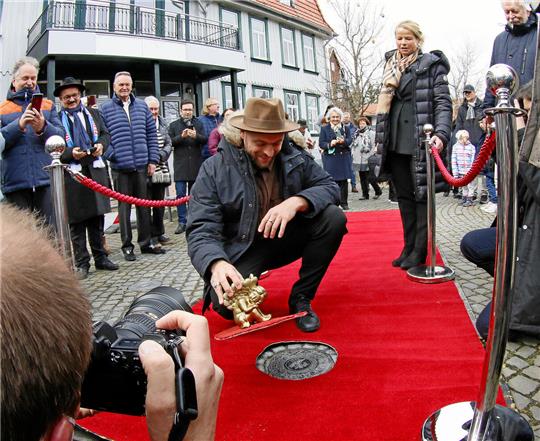 2022 ging der Paul-Lincke-Ring an Max Mutzke. Viele Zuschauer verfolgen die Enthüllung der Plakette auf dem Paul-Lincke-Platz. Einen solch geräumigen Ort an anderer zentraler Stelle in Hahnenklee zu finden, wird nicht leicht.