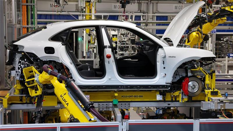 Industrieroboter-Absatz sinkt leicht - Ausblick verhalten 2023 hat die Autoindustrie noch kräftig in neue Industrieroboter investiert. (Symbolbild)