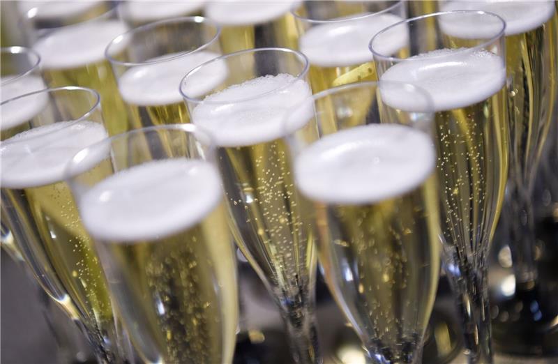 Sekt fast unverändert gefragt - aber mit weniger Prozenten 2023 kauften die Deutschen rund 18 Millionen Flaschen «schäumende Getränke aus entalkoholisiertem Wein».