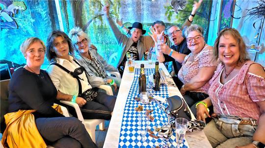 2023 stieg die Party noch im Zelt, in diesem Jahr zieht das Oktoberfest in den Kuhstall um.