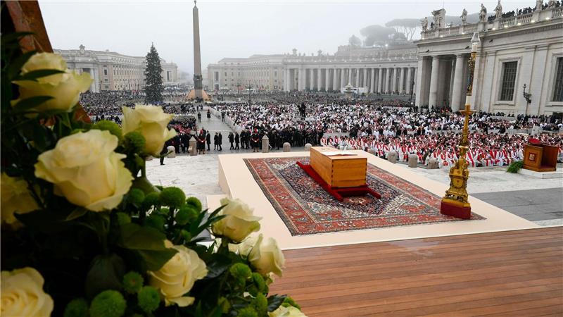 Tod von Papst oder Queen: Warum bewegt einen das eigentlich? 2023 wurde Papst Benedikt beigesetzt. Am Samstag ist die Trauerfeier für Papst Franziskus geplant (Archivbild).