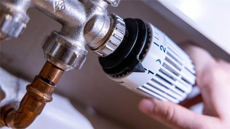 Wetter wärmer, Preise niedriger: Heizkosten sanken 2024 2024 musste nicht so viel geheizt werden wie ein Jahr zuvor. Außerdem sanken die Preise für Gas und Heizöl. Haushalte hatten daher geringere Heizkosten als noch 2023.