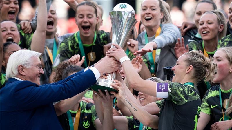 2024 nach dem Finale gegen Bayern durfte Alexandra Popp den DFB-Pokal in die Höhe stemmen - und diesmal? (Archivbild)