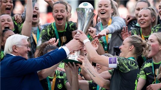 2024 nach dem Finale gegen Bayern durfte Alexandra Popp den DFB-Pokal in die Höhe stemmen - und diesmal? (Archivbild)