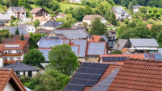 2025 gaben Deutschlands Hausbesitzer vergleichsweise wenige neue Solaranlagen in Auftrag. In diesem Jahr jedoch profitieren Solarinstallateure von einer möglicherweise kurzlebigen Sonderkonjunktur. (Archiv) 