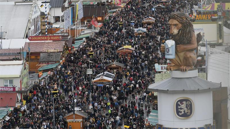 2025 musste das Wiesn-Gelände zeitweise wegen Überfüllung geschlossen werden. (Archivbild)