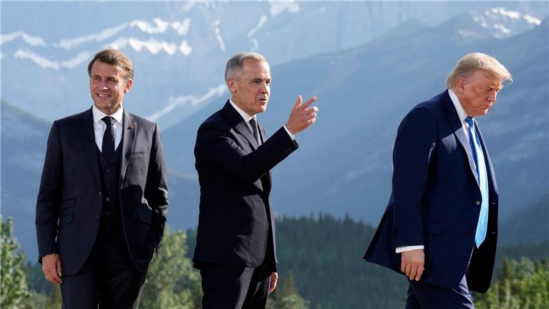2025 war Kanadas Premierminister Mark Carney (Mitte) Gastgeber des G7-Gipfels, in diesem Jahr wird Frankreichs Präsident Emmanuel Macron (l) US-Präsident Donald Trump (r) und die anderen G7-Chefs empfangen. (Archivbild)