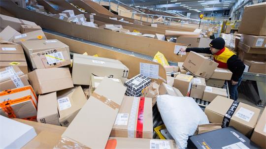 2025 wickelten die europäischen Zollämter nach Angaben der EU-Staaten rund sechs Milliarden Pakete von Onlinehändlern ab. (Symbolbild)