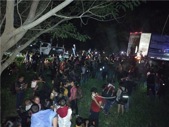 206 Menschen wurden aus einem abgestellten Lastwagen in Mexiko gerettet.