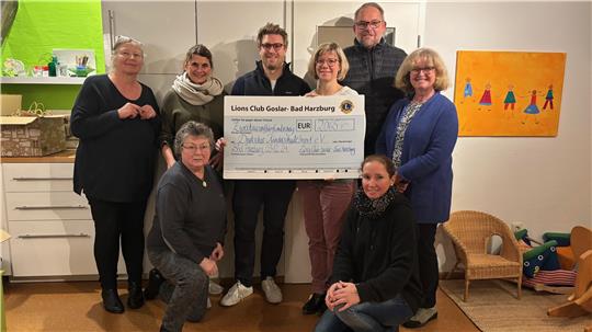 2065 Euro spendet der Lions-Club an den Kinderschutzbund – Erlöse aus einem Benefiz-Golfturnier.