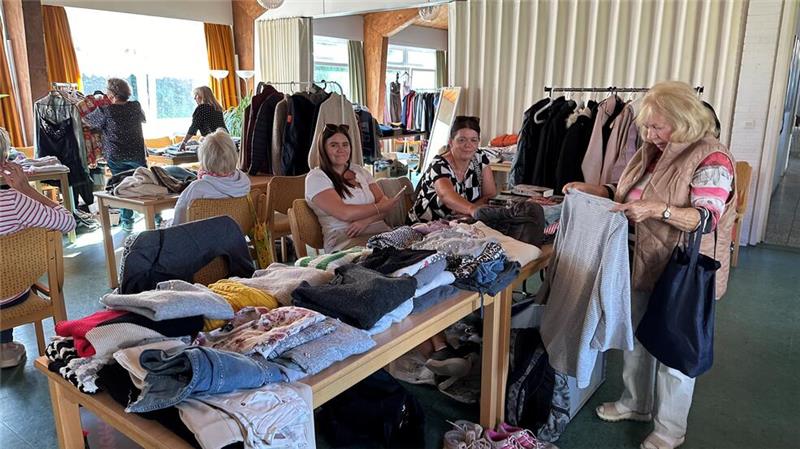 21 Aussteller beteiligen sich am ersten Second-Hand-Basar im Gemeindehaus in Braunlage.