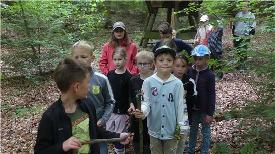 21 Kinder kommen zu der Ferienaktion in den Wald bei Nauen