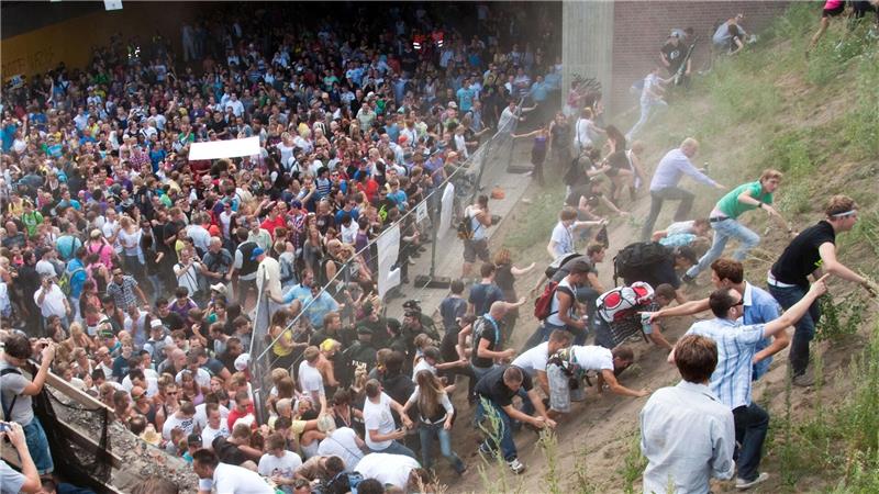 Duisburg sucht neuen Umgang mit der Loveparade-Katastrophe 21 Menschen starben in dem Gedränge am einzigen Ein- und Ausgang zur Loveparade, mehr als 500 wurden verletzt. (Archivbild)