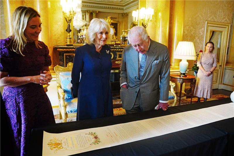 Charles und Camilla bekommen Krönungsrolle überreicht 21 Meter lang und rund 11.600 handgeschriebene Wörter: Fast genau ein Jahr nach ihrer Krönung haben König Charles III. und seine Frau Königin Camilla das offizielle Protokoll der Zeremonie erhalten.