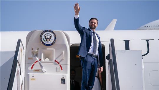 23.10.2025, Israel, Tel Aviv: US-Vizepräsident JD Vance besteigt auf dem Ben-Gurion-Flughafen die Air Force Two auf dem Weg nach Washington. 