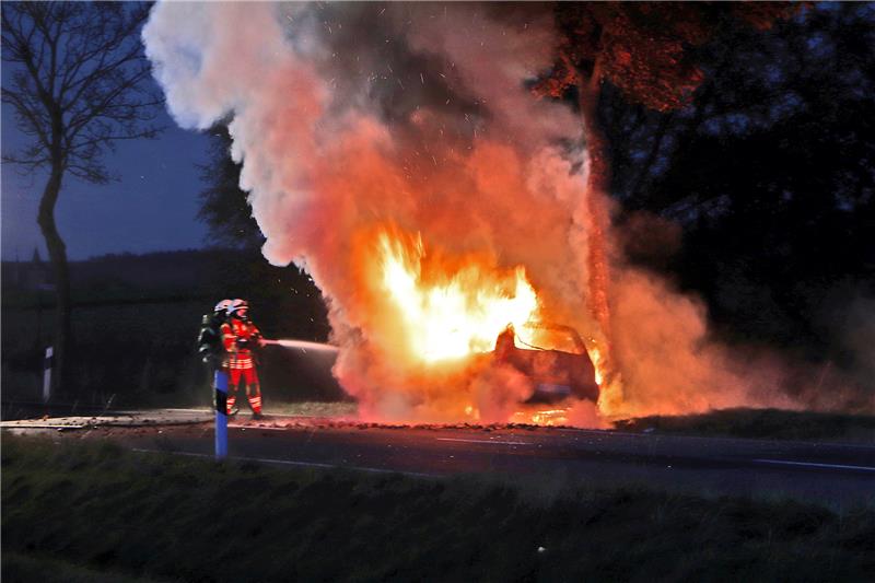 24. Oktober 2021: Auf dem Weg von Lutter nach Goslar prallt ein Lieferfahrzeug gegen einen Baum und fängt Feuer. Couragierte Ersthelfer retten den Fahrer. Archiv-Foto: Gereke