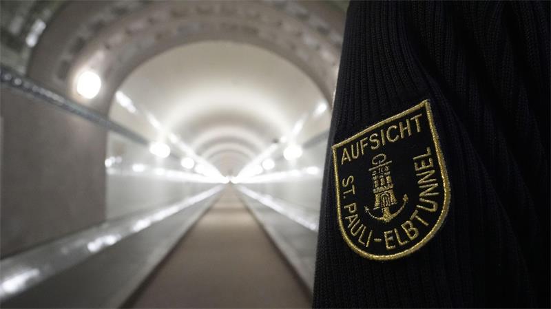 Ratten, Fische, Robben - Vom Fliesenkünstler des Elbtunnels 24 Stunden am Tag be- und überwacht - tagsüber sogar von Tunnelwärtern, die freundlich grüßen und die Aufzüge bedienen.
