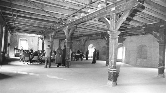 25. Februar 1985. Bündheimer Schloss mit Verwalter-Haus vor der Renovierung. Im noch im Bau befindlichen Rittersaal findet die Einweihung der Sozialstation statt.