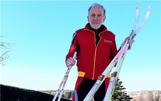 25 Jahre Vorsitzender des Ski-Clubs Altenau: Bernd Pichler. Seit seinem 14. Lebensjahr ist er Mitglied. Er hat viel erlebt, die Hoch-Zeiten des Vereins mit seinen Schnee-Sportarten Skilanglauf, Biathlon und Skispringen, aber auch schwerere Zeiten. Zu denken ist unter anderem an das Skikreuz. Foto: Potthast