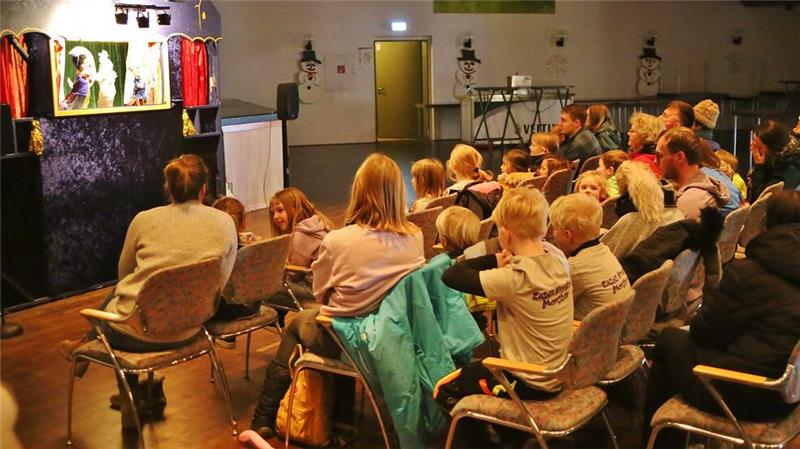 Das 129. Winterfest geht mit großer Resonanz weiter 25 Kinder und Erwachsene verfolgen die Abenteuer der Prinzessin, die das Puppentheater „Silberborn“ aufführt.