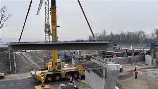 25 Tonnen wiegen die neuen Fertigteile, von denen sieben Stück verbaut werden.