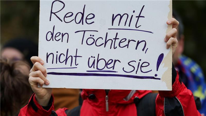 Merz kommentiert Frauen-Forderungen zunächst nicht 250 Demonstranten versammelten sich vor der Dresdner Staatskanzlei während des Besuchs des Kanzlers in der sächsischen Hauptstadt.