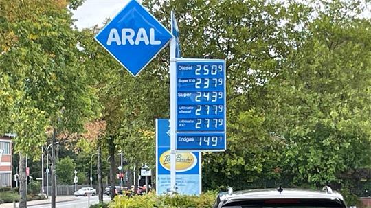 2,50 Euro kostete in Goslar am Freitag der Liter Diesel an der Aral-Tankstelle, Benzin kostete 2,43 Euro. In manchen Regionen und Städten in Deutschland ist der Kraftstoff noch teurer.